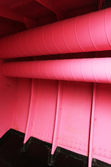 batiment industriel peint en rose