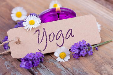 Yoga  -  Deko mit Lavendel, Schild und Duftkerze