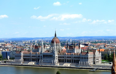 Fototapeta na wymiar View of the Hungarian Parliament and the landscape of Budapest 