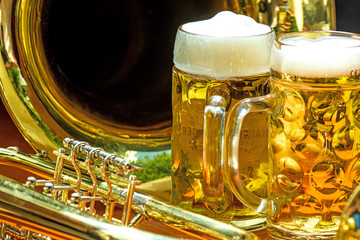 Maß Bier mit Blasinstrumenten