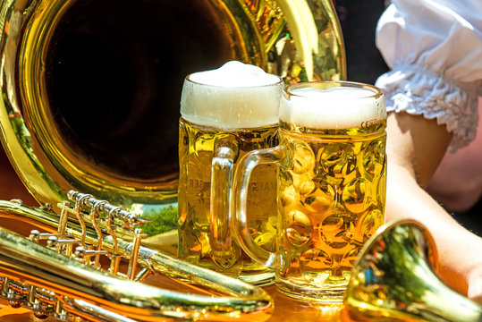 Ma&szlig; Bier mit Blasinstrumenten