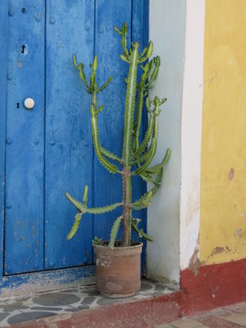 castus devant une porte de Trinidad, Cuba