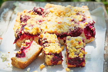 Yeast crumble traybake cake with cherries 