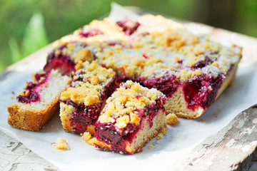 Yeast crumble traybake cake with cherries 