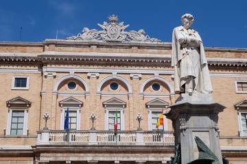 Fototapeta na wymiar Piazza Giaccomo Leopardi in Recanati (Italien)