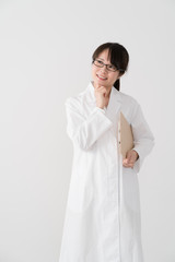 白衣の女性、医者、薬剤師、考える、ひらめく、悩む