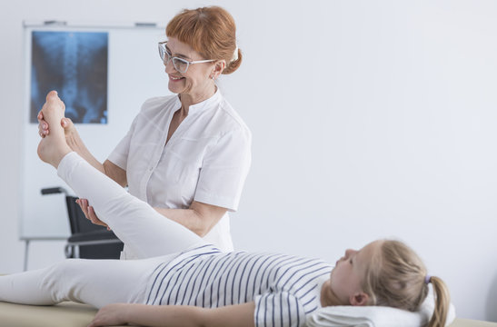 Physiotherapist in pediatric scoliosis clinic