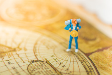 Naklejka premium Miniature person : Backpacker travel to destinations on the map. Using as travel business concept