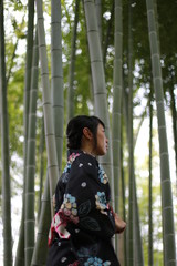 竹やぶと浴衣の女性