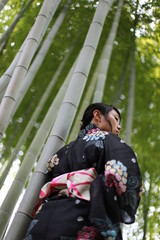 竹やぶと浴衣の女性