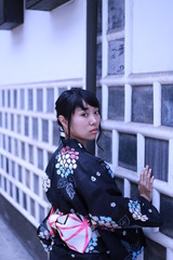 美観地区のなまこ壁と浴衣の女性
