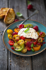 Salade de tomates marinée aux framboises et Burrata