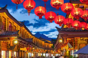 Deurstickers China De oude stad van Lijiang in de avond met kraaide toeristen.