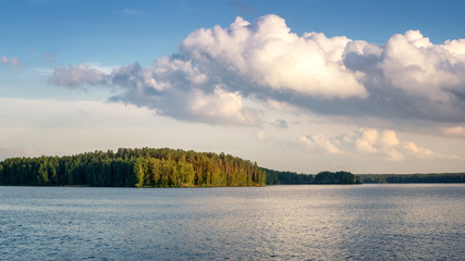 летний пейзаж на берегу реки Иртыш с лесом, Россия, Урал © 7ynp100