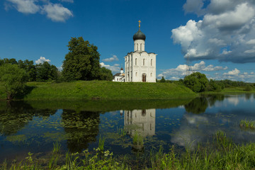 Fototapeta na wymiar Church of the Intercession on river Nerl in Bogolyubovo