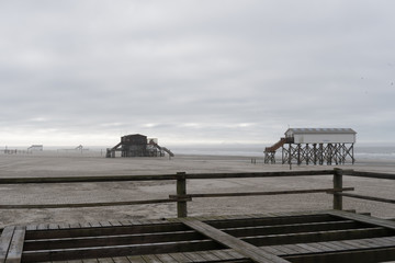 Pfahlbauten am Strand