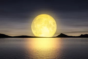 Rolgordijnen maan die opkomt boven de zee © magann