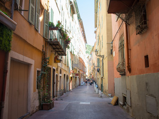 Fototapeta na wymiar narrow street in the old town in Nice