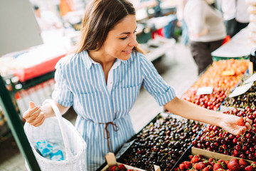 Picture of woman at marketplace buying fruits