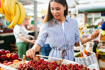 Picture of woman at marketplace buying fruits