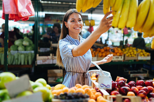 Picture of woman at marketplace buying fruits