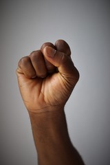 Geballte schwarze Faust eines Afrikaners beim Protest
