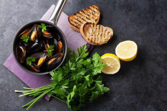 Mussels and bread toasts