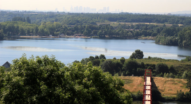 Cergy - La Base de Loisirs et la Passerelle de l'Axe Majeur