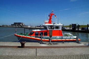 Motorboot im Hafen Neuharlingersiel 