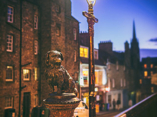 The statue of Greyfriars Bobby who spent 14 years guarding the grave of his owner until he died himself. Edinburgh, Scotland, UK - obrazy, fototapety, plakaty
