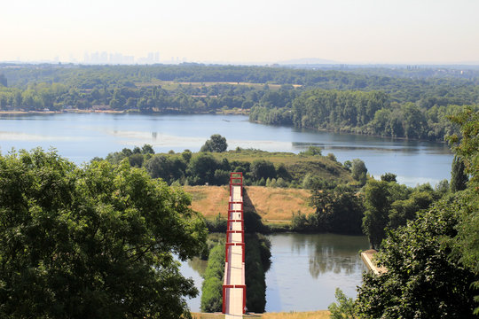 Cergy - La Base de Loisirs et la Passerelle de l'Axe Majeur