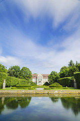 Fototapeta na wymiar malowniczy widok na pałac opatów w parku oliwskim w gdańsku 