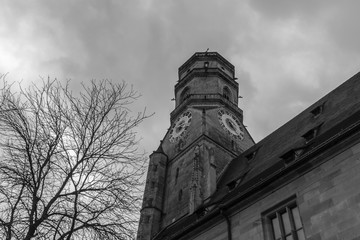 Ein alter Kirchturm in schwarzweiss