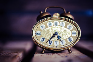 Alter, goldener Wecker
