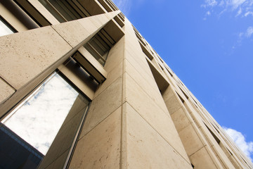 Weiße Natursteinfassade eines Bürogebäudes