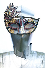 Metalowy człowiek w masce - obrazy, fototapety, plakaty