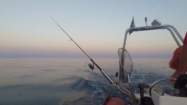 navigazione con gommone per pesca a traina