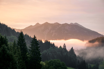 Sonnenaufgang im Karwendelgebirge mit Nebel im Tal