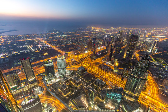Dubai Skyline vom Buj Khalifa bei blauer Stunde