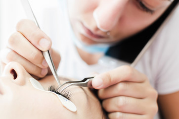 eyelashes extension with cosmetician and client