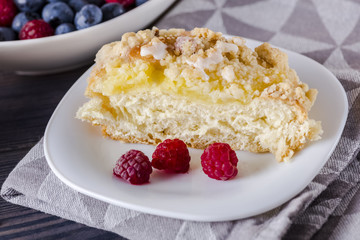 Yeast cake with pudding and rhubarb
