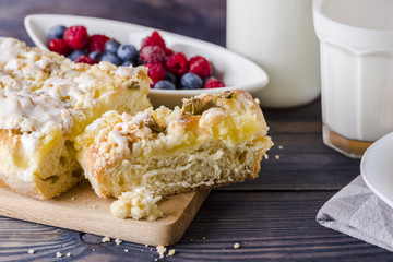 Yeast cake with pudding and rhubarb