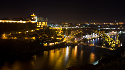 Fototapeta na wymiar Ponte Luiz - Porto de nuit