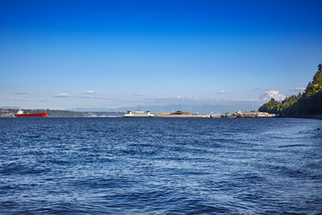 Obraz premium Vashon Island ferry crossing Tacoma's Commencement Bay with Mount Rainier in the background
