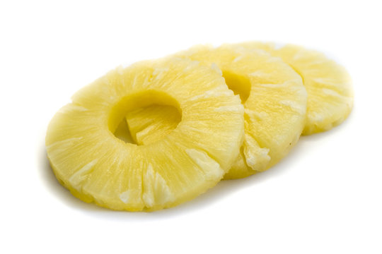Ananas ring Ananasring isoliert freigestellt auf weißen Hintergrund, Freisteller