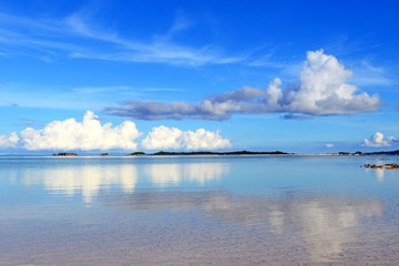 沖縄の美しい海とさわやかな空