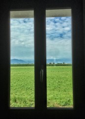 La campagna oltre la finestra