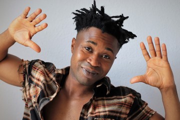 Schwarzer junger Mann mit offenem Lächeln