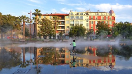 Fototapeta na wymiar Nice, reflet d'immeubles dans un miroir d’eau à l’espace Masséna (France)