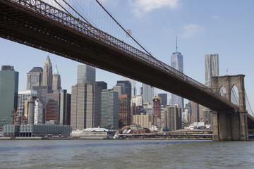 Fototapeta na wymiar Pont de Brooklyn avec la vue de Manhattan en arrière plan